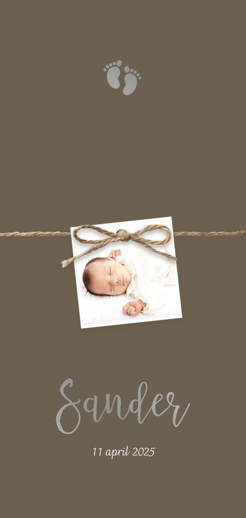 Geboortekaartje jongen met zilverfolie met touwtje en labeltje